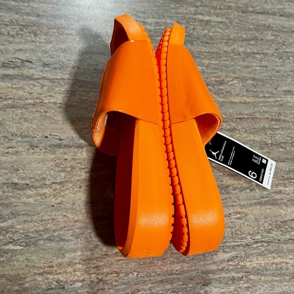 NWT Jordan Nola women’s Orange bright Citrus slides - Picture 6 of 14